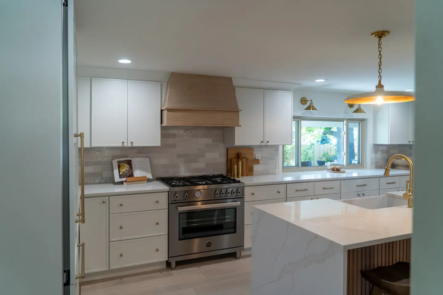 Modernform Slim Shaker Dove White kitchen cabinets with narrow profile rails and contemporary minimalist styling in modern kitchen